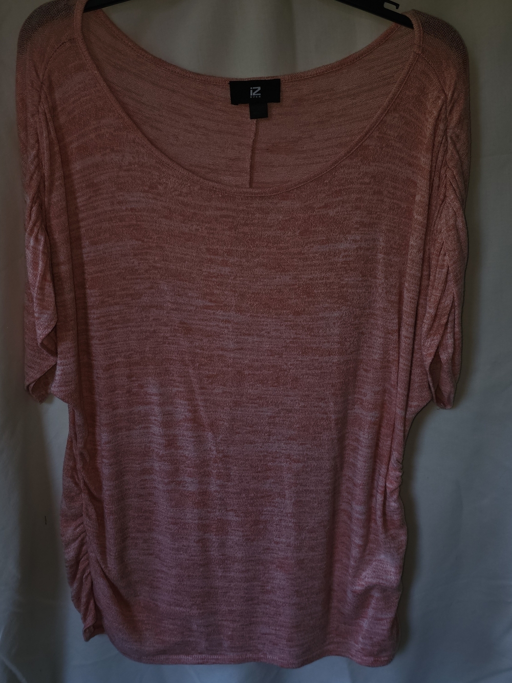 Iz Byer Heathered Coral Short Sleeve Scoop Neck Top